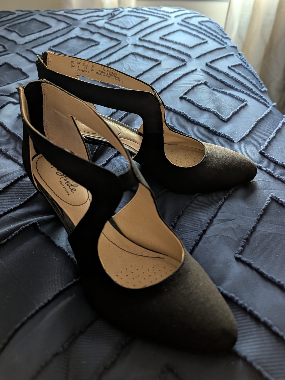 LifeStride Black Cutout Pointed-Toe Pumps